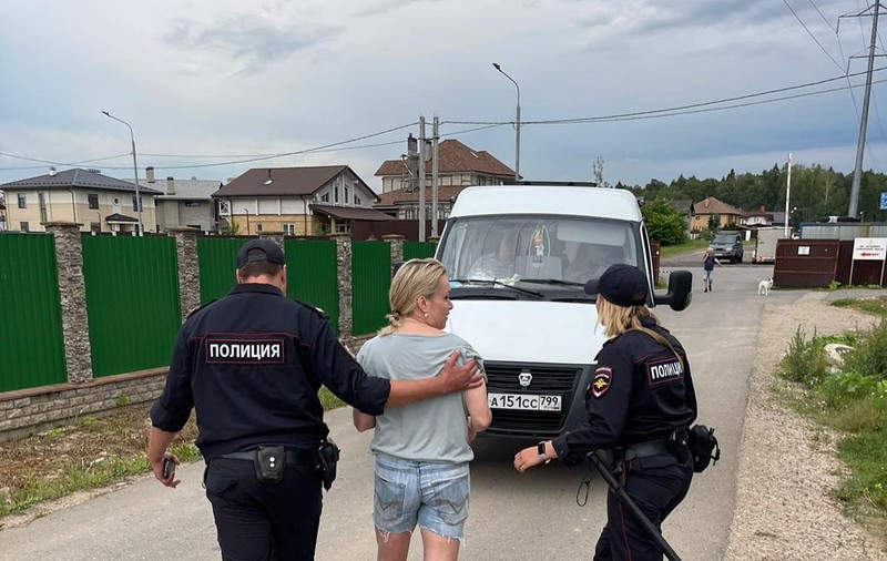 Marina Ovsiannikova, reținută de poliție în timp ce-și plimba câinii: „Acum ştiu că e mai bine să ies din casă cu paşaport şi cu rucsac”