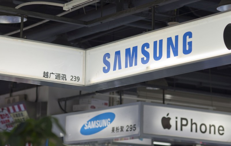 Apple și Samsung, amendate în Italia pentru că încetinesc telefoanele utilizatorilor prin update-uri software