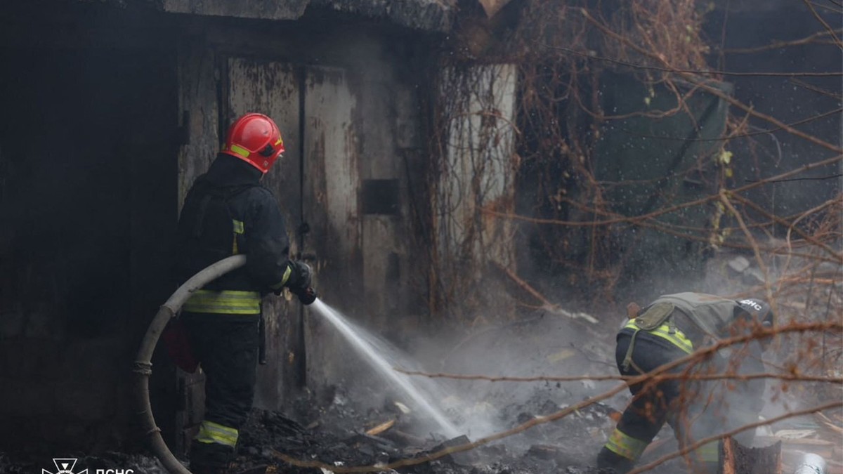 Pompieri ucraineni sting un incendiu izbucnit la locul atacului din Dnipro Foto: Hepta