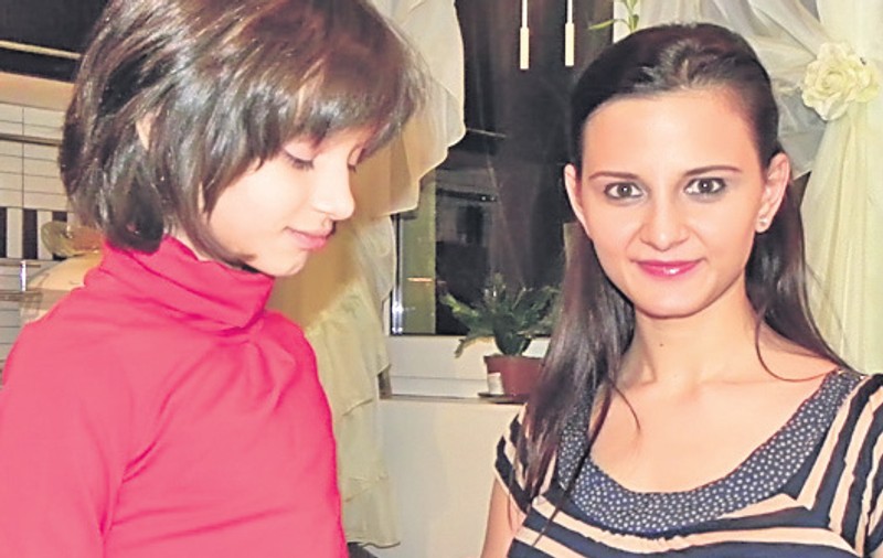 Ruxandra Pitulice şi Marinela Pârvu au pus usturoi la uşi pentru a alunga strigoii