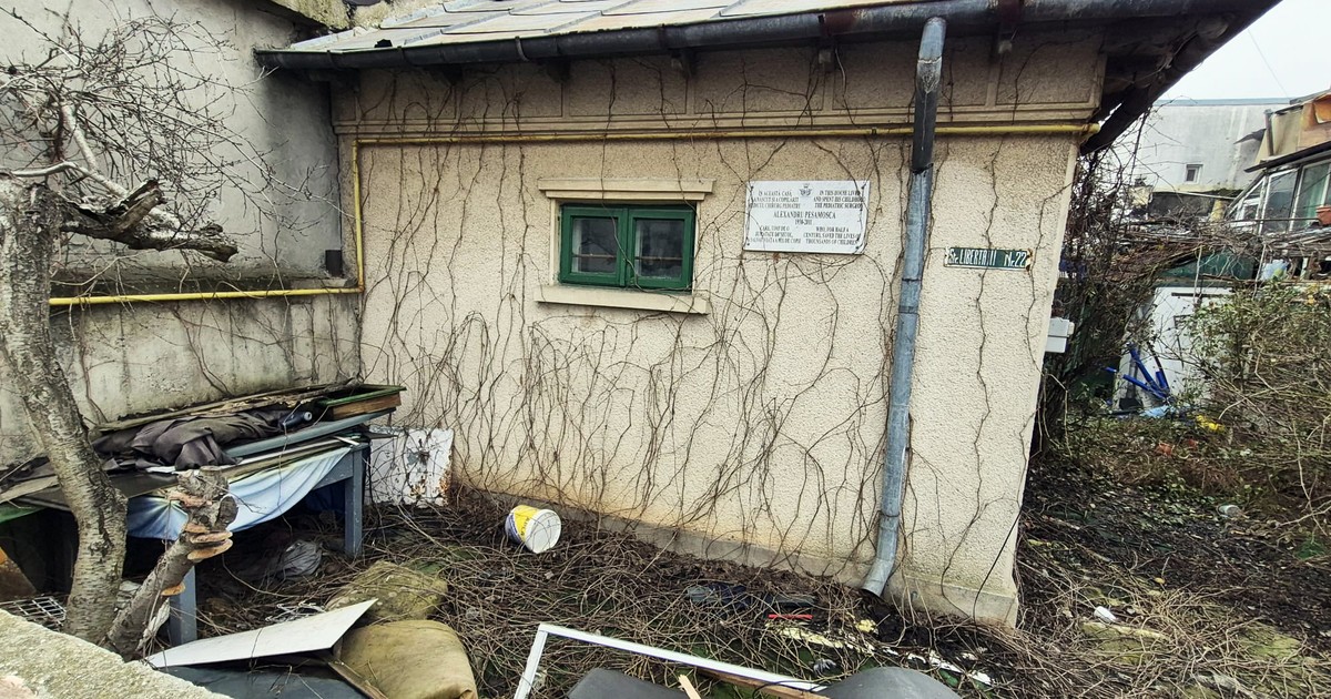 O casa degradata cu obiecte aruncate si degradate in curte