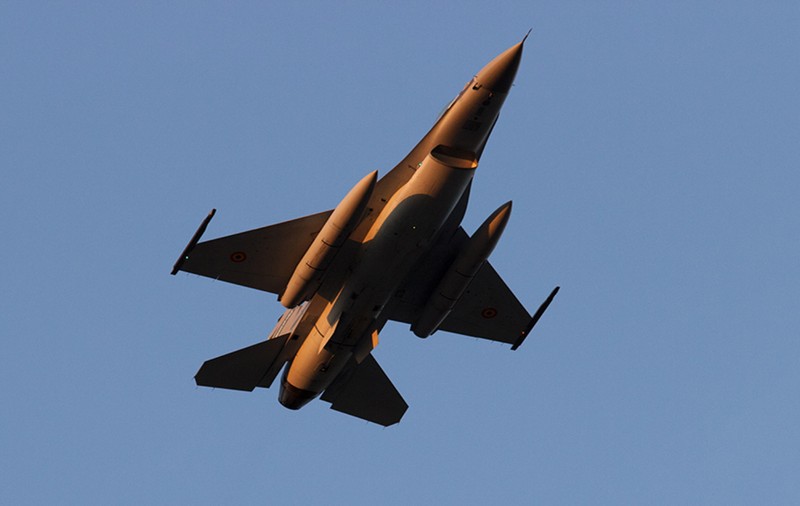 Avioane supersonice F-16 Fighting Falcon vor zbura la înălțimi mici în România. Ce măsuri ia Ministerul Apărării