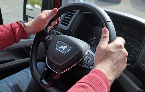 Simpla creștere a vitezei de la 100 km/h la 120 km/h poate aduce o creștere a consumului cu aproximativ 20%. Foto: Profimedia