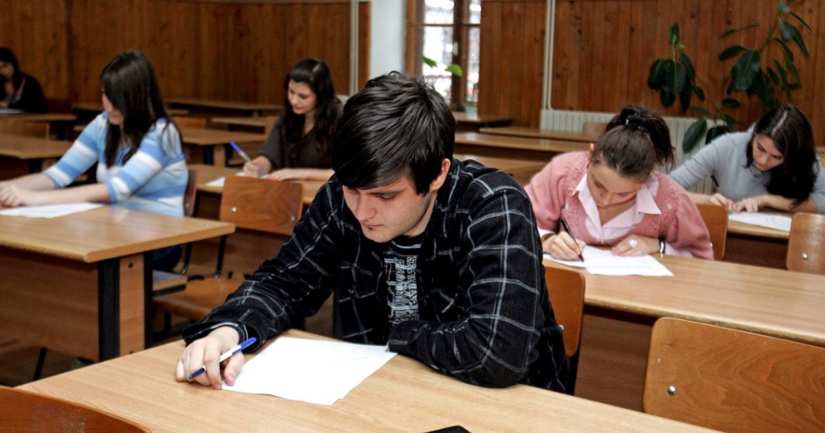 VIDEO Propuneri pentru reluarea cursurilor: întâi revin elevii din clasele a VIII-a și a XII-a; clasele I-V nu se întorc până în toamnă