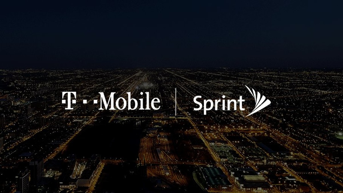 T-Mobile cumpără Sprint cu 26 de miliarde de dolari. Siglele T-Mobile și Sprint pe fundal negru, cu un oraș luminat noaptea în spate
