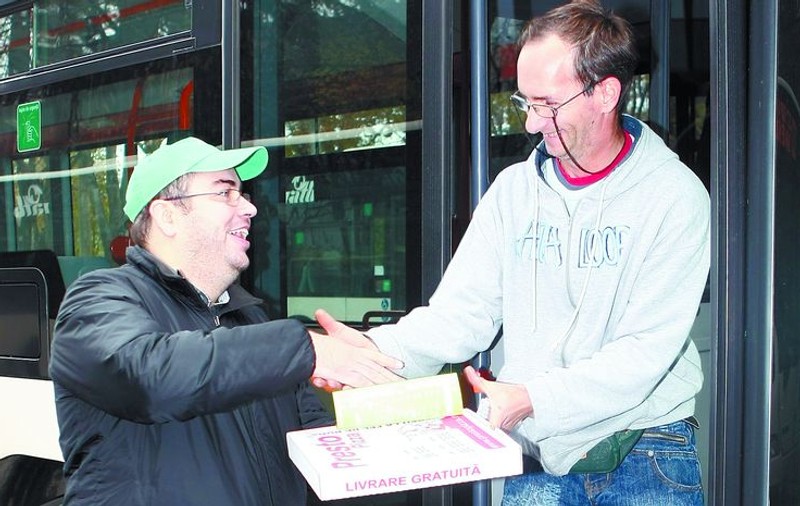 «Hai la pizza, băieţi!»