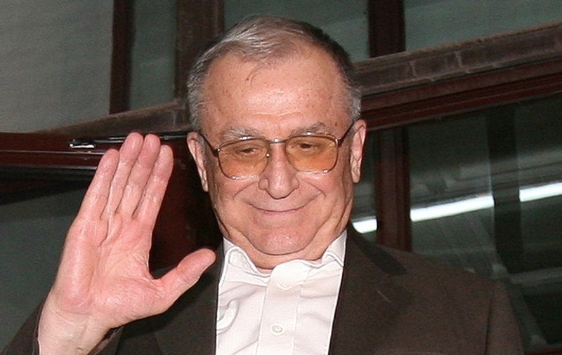 ILIESCU ARUNCĂ BOMBA în toiul confuziei privind organizarea referendumului