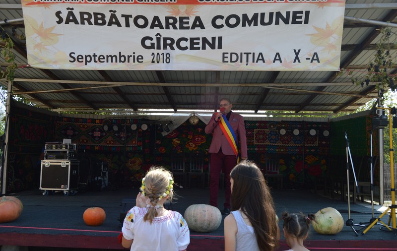 EXCLUSIV/ “Război” total între un primar vasluian și un cântăreț de muzică populară care nu a mai ajuns la un spectacol. Folcloristul dă vina pe GPS, iar edilul spune că acesta “și-a bătut joc”