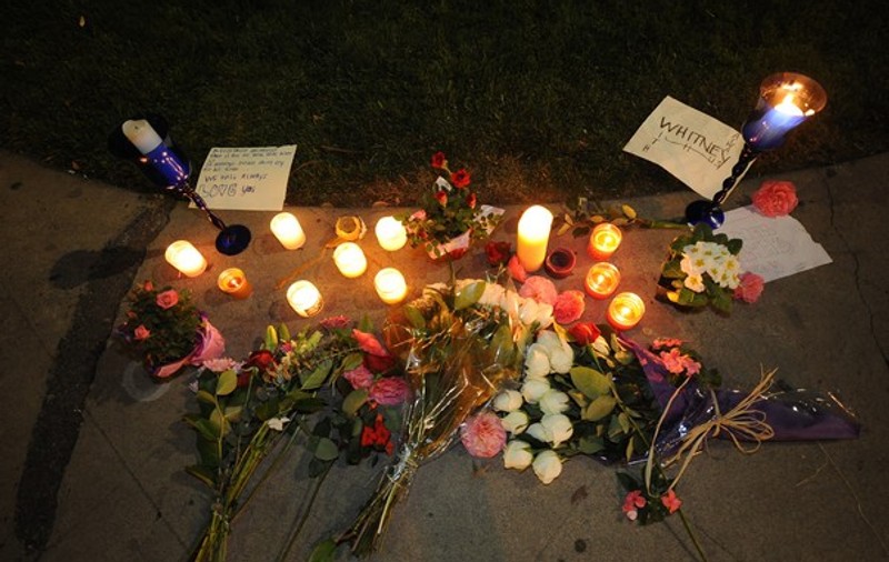 Whitney Houston, plânsă de fanii din întreaga lume | FOTO