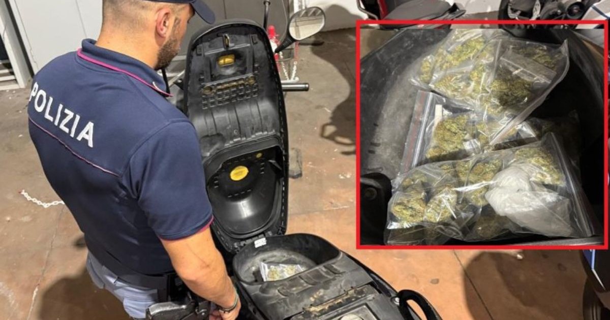 Colaj cu un politist din Catania, cu spatele, langa un scuter, in medalion droguri gasite in interiorul scuterului