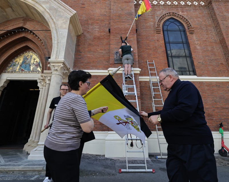 Oameni de toate vârstele, credințele și naționalitățile își exprimă durerea în fața morții Papei Francisc