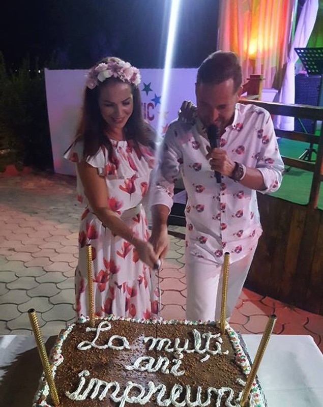 Cum au petrecut Deea și Dinu Maxer la mare. De ce surpriză au avut parte la aniversarea a 10 ani de mariaj | FOTO