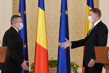 Președintele Klaus Iohannis (dreapta) îl prezintă, joi, 21 octombrie 2021, la Palatul Cotroceni, pe noul premier desemnat Nicolae Ciucă (stânga) | Sursa foto: Hepta