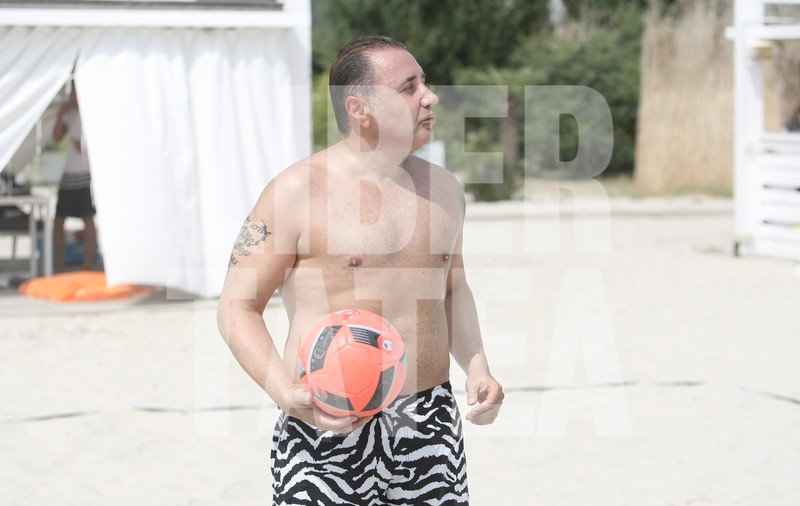 FOTO EXCLUSIV/ Ce ascunde politicianul Cristian Rizea sub costumul scrobit. Mai mult tatuat, decât deputat