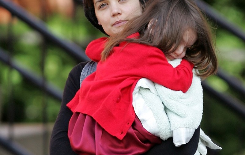 Katie Holmes a inspirat-o pe Suri să poarte tocuri