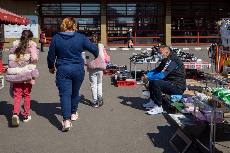 Mici cumpărături: Piaţa Obor nu duce lipsă de clienţi nici pe timp de pandemie