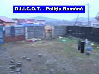 Capturi video din înregistrările autorităților în care putem vedea condițiile mizere în care erau ținuți sclavii