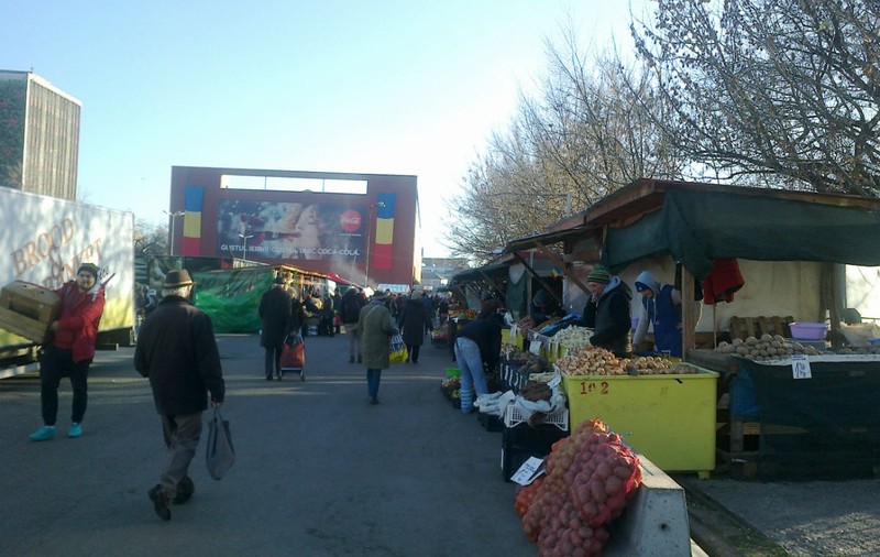 Pentru că nu pot ieftini mai mult produsele, ţăranii le dau la bucată. Pieţarii vând legume pentru ”ciorba de piatră”