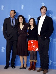 Actorul Jeff Goldblum, actrița germană Jasmin Tabatabai, Elina Loewensohn și regizorul american director Hal Hartley la premiera filmului „Fay Grim” de la Berlinala din 2007 | Foto: EPA