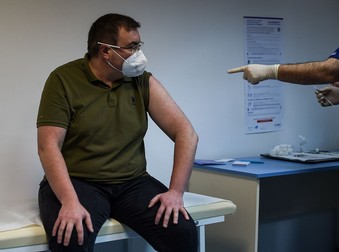 Kostadin Angelov, ministrul Sănătății, primul bulgar care a primit vaccinul COVID FOTO: EPA