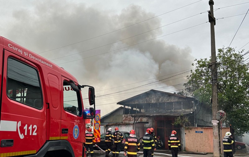 Incendiu la un atelier auto din Mogoşoaia. O persoană a ajuns la spital