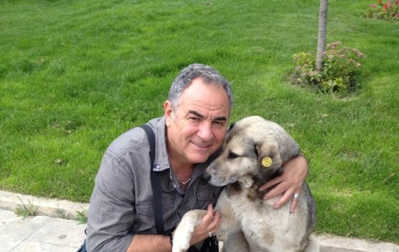 Solistul George Rotaru a salvat un câine din ghearele maidanezilor din Los Angeles 