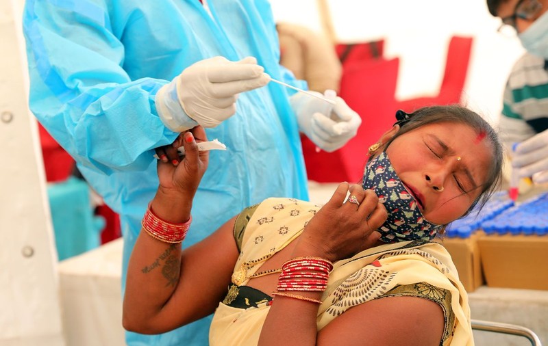 Efectele valului masiv COVID în India: pacienții disperați caută medicamente pe piața neagră