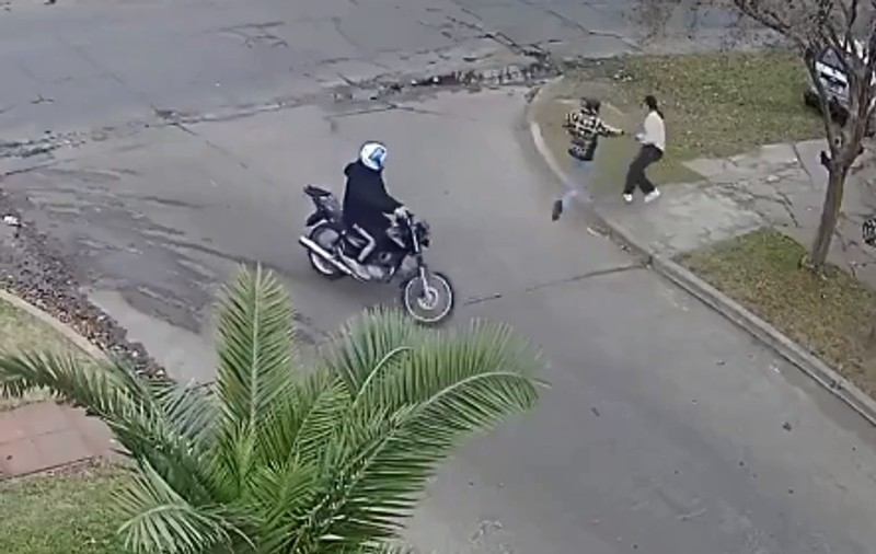 Doi adolescenți au vrut să jefuiască o femeie, dar au dat peste o polițistă în civil care a tras în ei, în Argentina | VIDEO