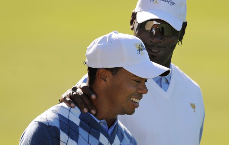 Tiger Woods nu stă singur după ce soţia a plecat în Suedia