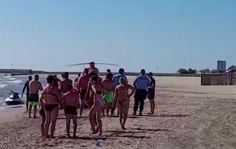 Bărbat care s-a înecat la Neptun, în apropierea plajei prezidențiale, salvat după o resuscitare de zeci de minute