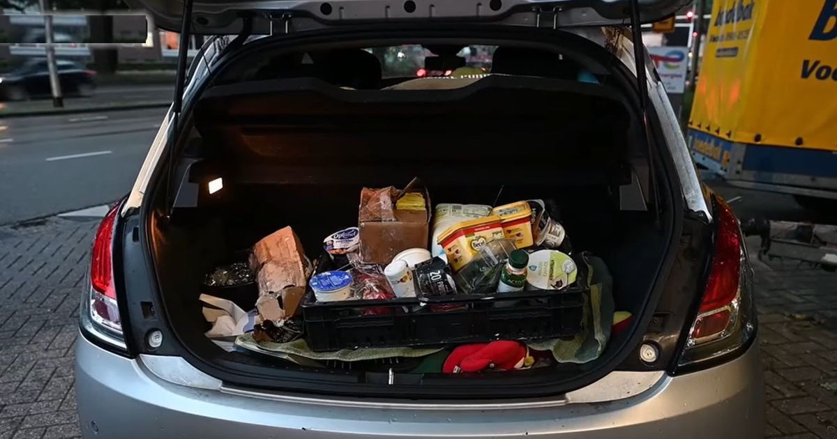 Portbagajul unei mașini gri este plin cu produse lactate, luate de șofer după ce un TIR încărcat cu alimente s-a răsturnat pe șosea, Olanda, 3 august 2025