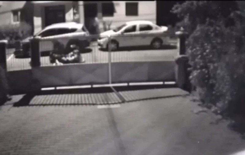 VIDEO | Un hoț din Cluj a vrut să fure o motocicletă, dar a renunțat după ce n-a reușit s-o pornească!