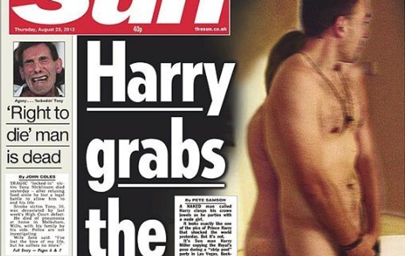 Presa britanică nu a avut voie să dea pozele cu Prințul Harry gol-pușcă, însă a găsit o soluție. Uite cum a FENTAT un TABLOID casa REGALĂ!