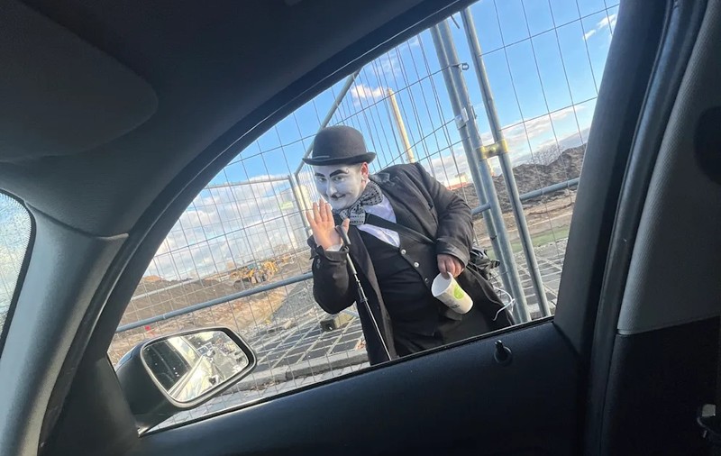 „Cerșetorii Chaplin din România s-au întors cu costume noi”, scrie presa germană despre un cuplu de români lăsați fără haine în urmă cu un an