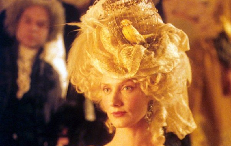 O pereche de pantofi ai reginei Marie-Antoinette a fost vândută cu peste 62.000 de euro