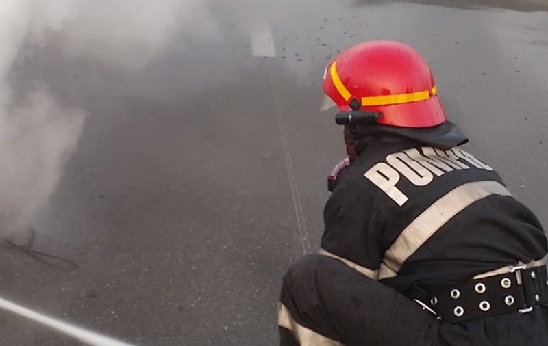 Pompierii din Timiș au evitat o tragedie ca la Mihăilești. Au scos șase tone de azotat de amoniu dintr-un depozit cuprins de un incendiu