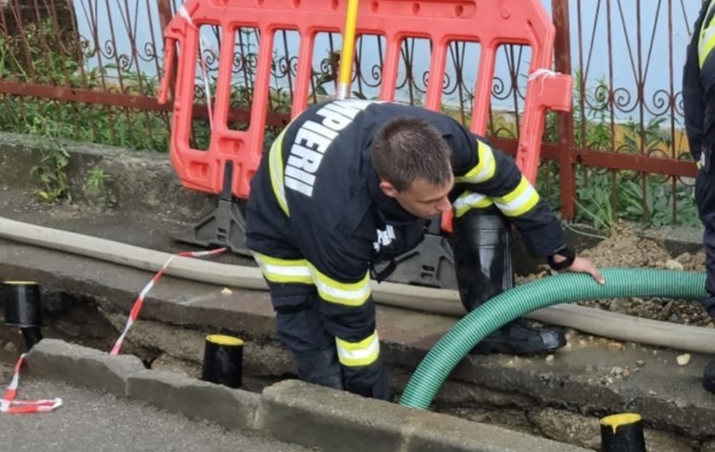Peste 3.000 de gospodării din Prahova, fără energie electrică, în urma unei furtuni care a durat mai puţin de o oră