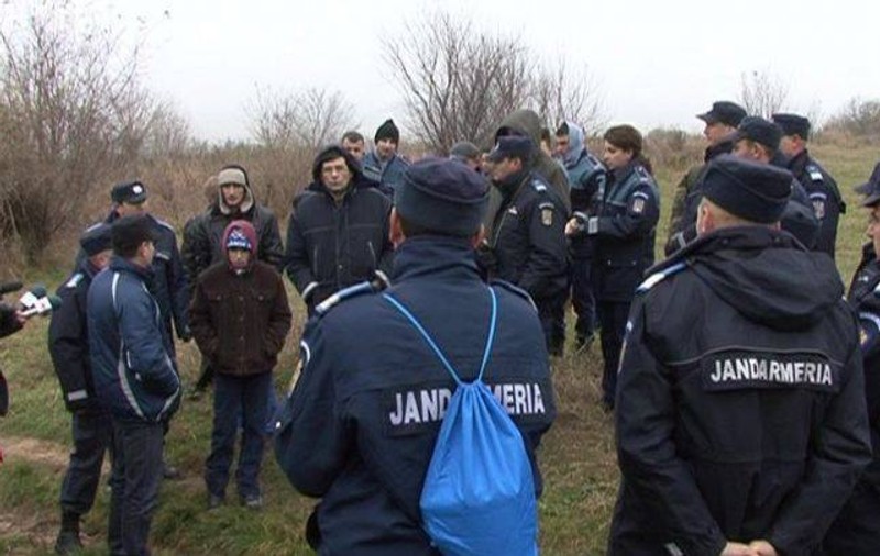 Copilul de 3 ani dispărut fără urmă din faţa casei a fost găsit mort într-un râu