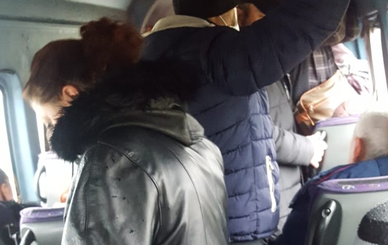 Navetiștii care lucrează la București circulă ca sardelele. Transportator: ”Legea nu prevede distanțarea socială în mijloacele de transport”