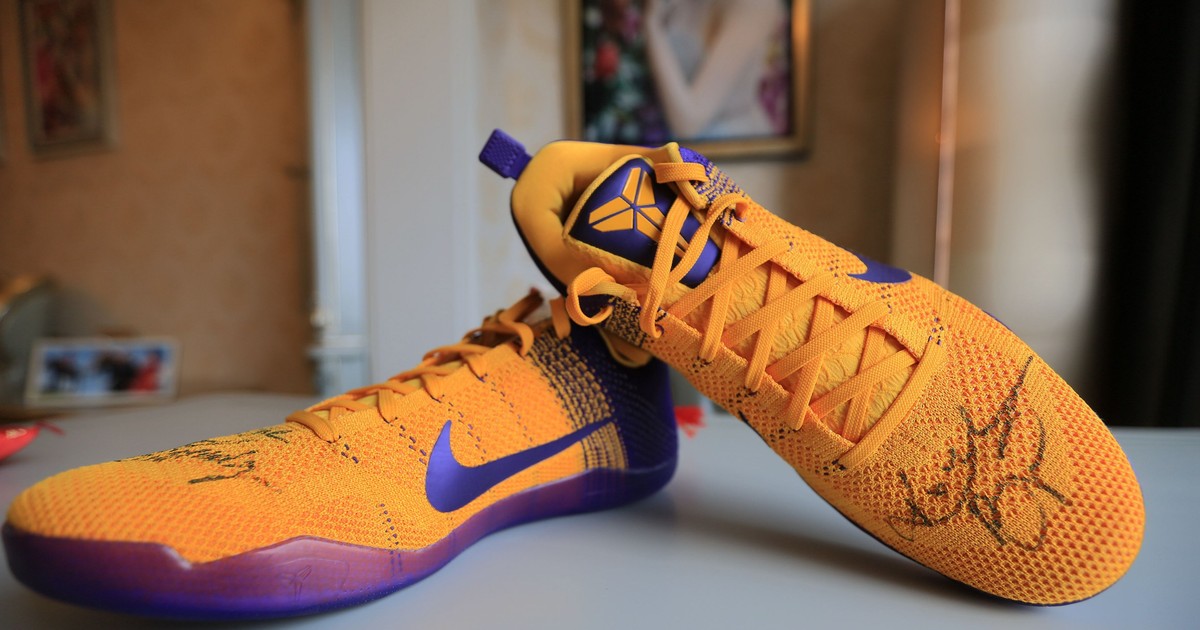 Prețul unor pantofi sport realizați de Nike cu brandul lui Kobe Bryant a crescut spectaculos în China. Se vând și cu 3.300 de dolari. Pantofi sport Nike semnați de Kobe Bryant