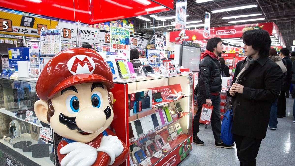 Nintendo anunță întârzieri în producția consolelor de jocuri video Switch din cauza coronavirusului din China. Statuetă cu Super Mario în fața unui magazin cu produse Nintendo