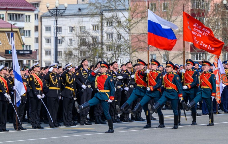 În noua Rusie militarizată, toată lumea poartă pantaloni. Ce arată reacțiile dure după petrecerea „în pielea goală” a vedetelor din Moscova