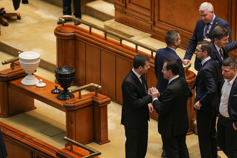 Ludovic Orban îi mulțumește lui Daniel Constantin (Pro România) pentru votul său