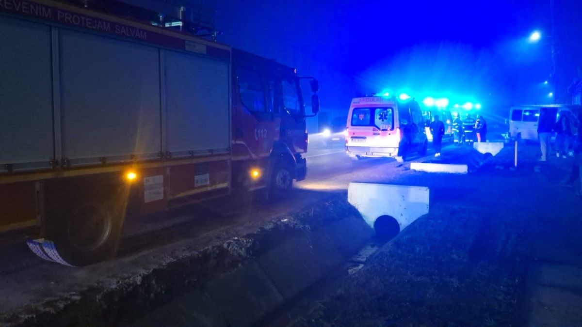 O mașină de salvare și o autospecială de pompieri intervin la un accident produs pe DN 14, în localitatea Brateiu din județul Sibiu, 21 decembrie 2025
