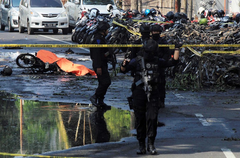 Explozie în Indonezia, la sediul poliţiei din Surabaya. Iamgini de arhivă cu un alt atentat din aceeași zonă, care a avut loc cu o zi înainte, în mai mult biserici. Se văd mai multe motociclete arse, polițiști, dar și un motociclist mort, acoperit cu o pătură
