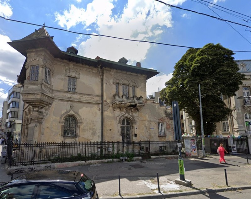Casa Nicolae Petrașcu din Piața Romană va fi consolidată. Imobilul este părăsit și se degradează de 20 de ani. Cum arăta acum un secol