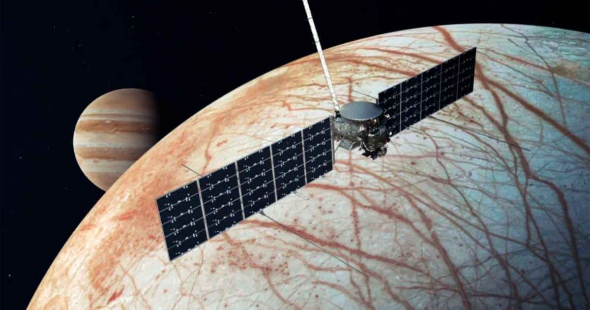 Nava spațială deasupra Europei cu Jupiter la distanță