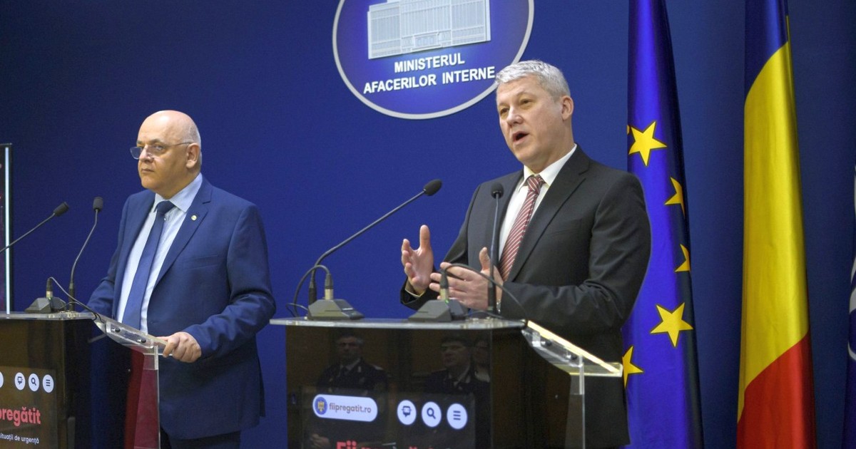 Cătălin Predoiu (dreapta) și Raed Arafat (stânga) au păreri diferite despre accesul tinerilor la rețelele sociale
