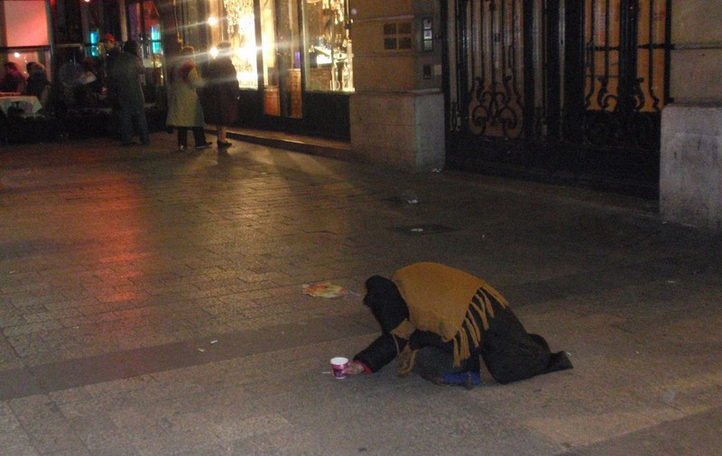EXCLUSIV | Ca să nu piardă pasul cu marile câştiguri, traficanţii de carne vie s-au reorientat.  Plasează bărbați pe piaţa prostituţiei şi în reţele de hoţi