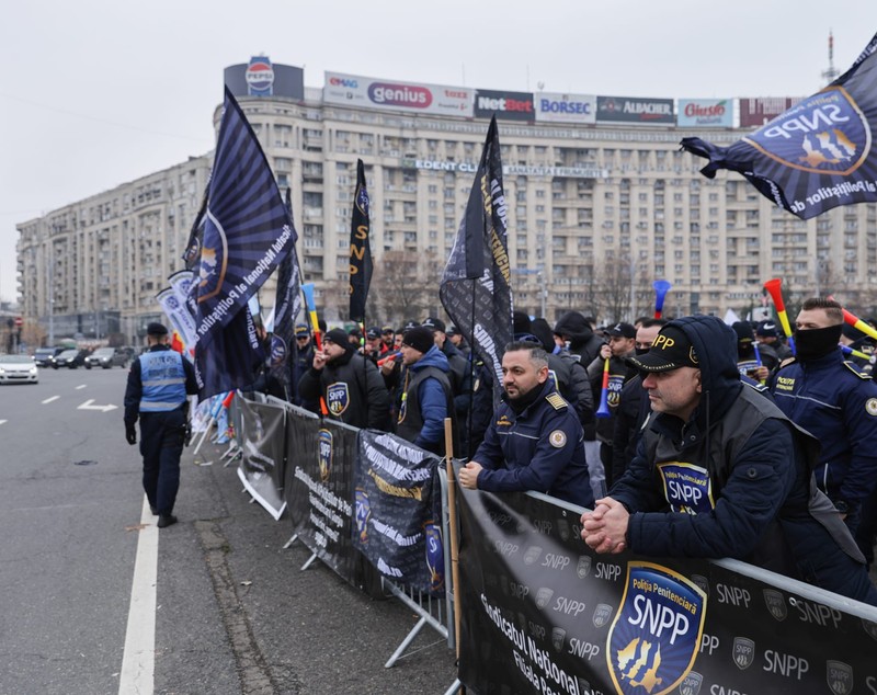 Protest în Piața Victoriei al sindicatelor din penitenciare faţă de Ordonanţa „trenuleţ”: „Guvernul nu îngheaţă salariile, ci le taie”